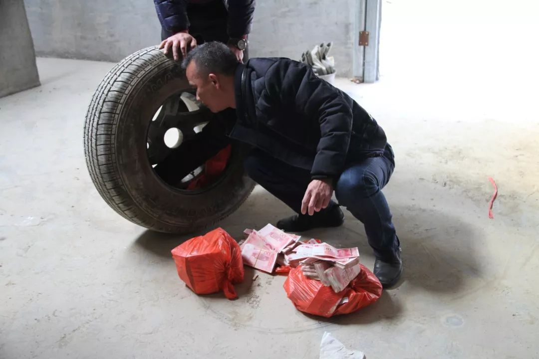 瀹堕噷搴婂簳涓嬫湁閲戝瓙,鍦ㄥ閲屽簥搴曚笅钘忎竴鐧句竾鐜伴噾