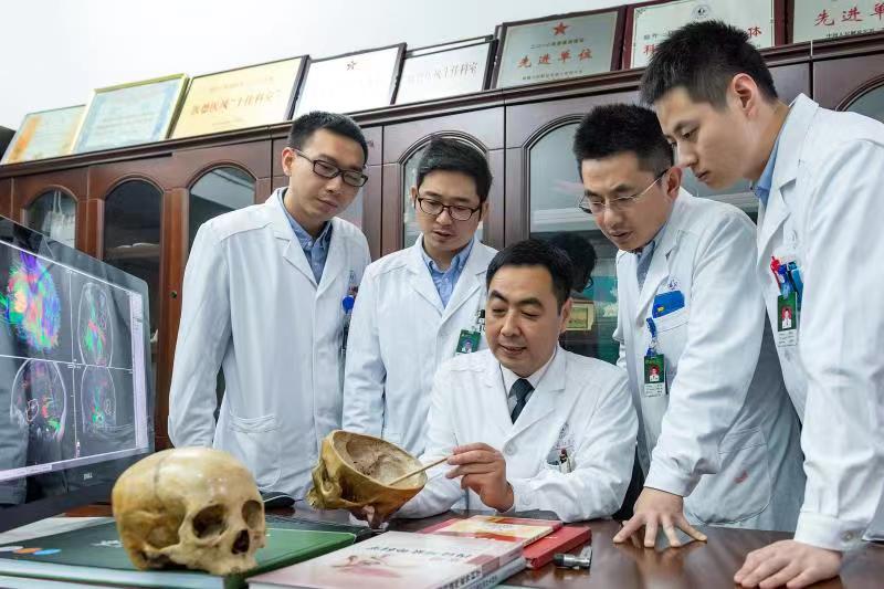 内镜深入“弹丸之地”保命更保光明,长征医院救治罕见复杂颅底创伤患者