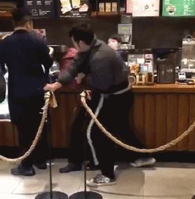 通宵排队，大打出手，10倍炒价……就为了个杯子？！网友：魔怔了