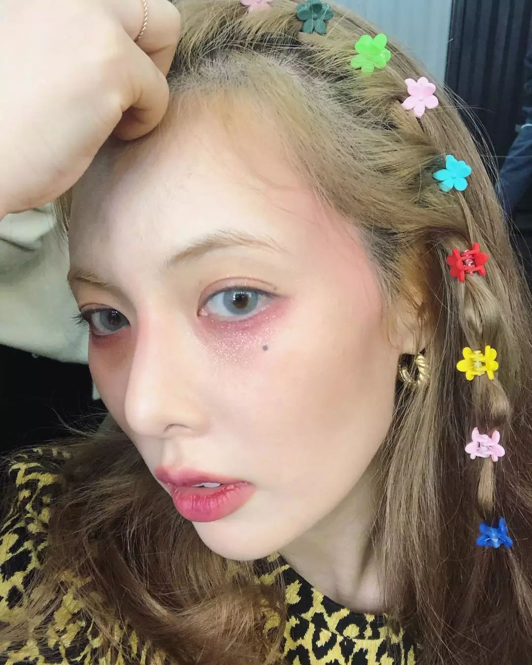 为什么我女朋友的照片头上都是蝴蝶?