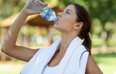 女生跑完步呕吐,女孩跑完步回来头晕脚震