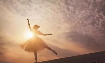 随纸鸢起舞，在金色的童年里放飞瑜伽梦