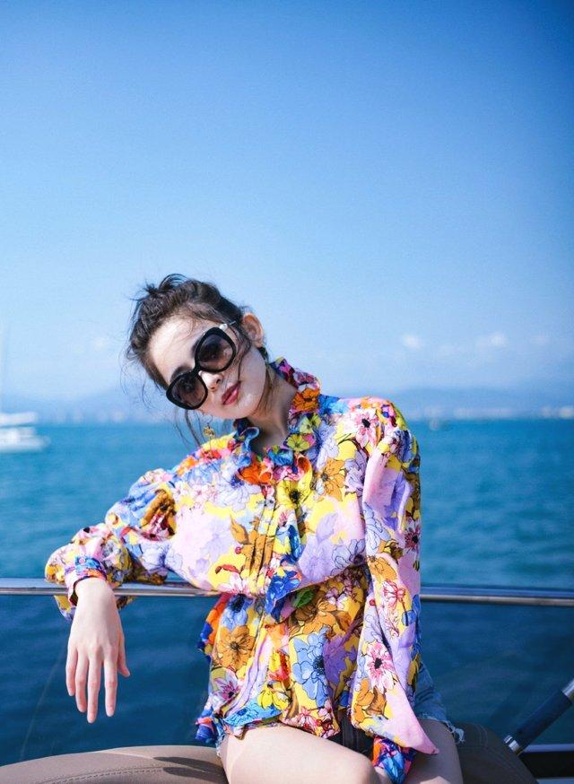 古力娜扎凌晨晒照白色荷叶边衬衫,古力娜扎荷叶边连衣裙