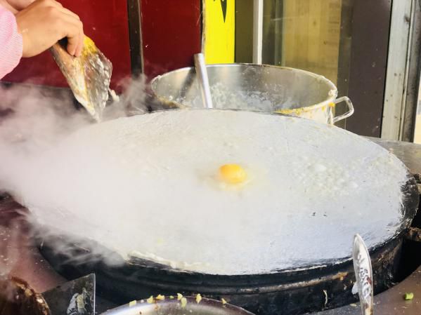 老太太卖煎饼月入三万,月入三万煎饼