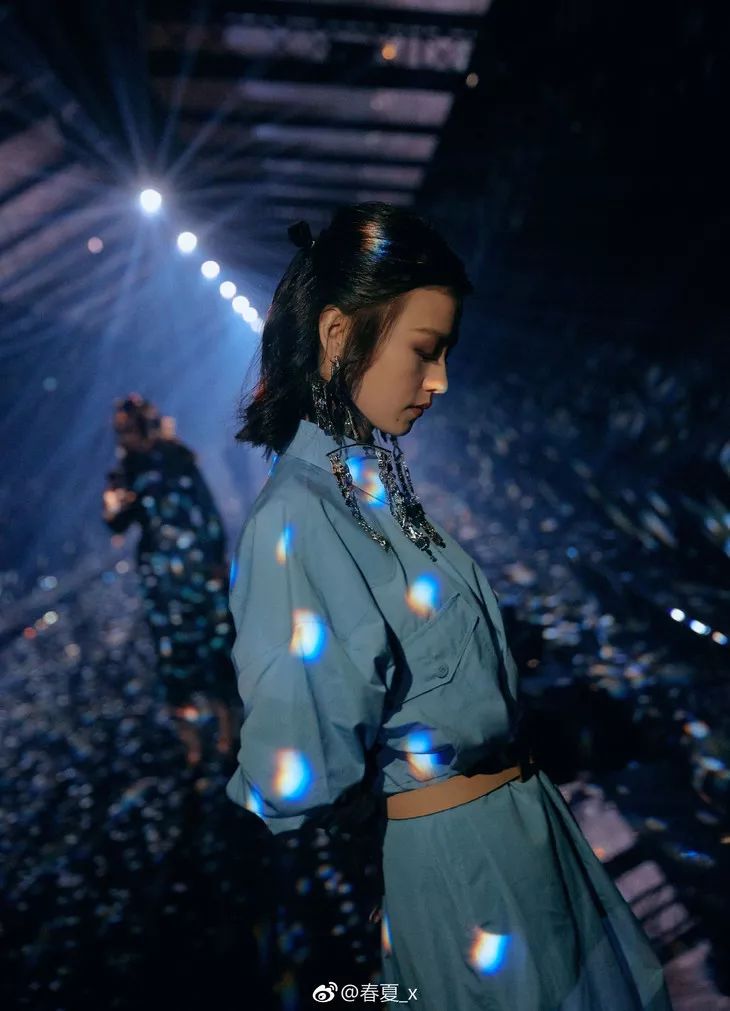 时髦办|穿上昊然弟弟的方领白衬衫，我有初恋的感觉