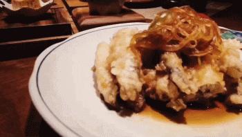 初春的西影厂，是那棵法国梧桐树下的日料店