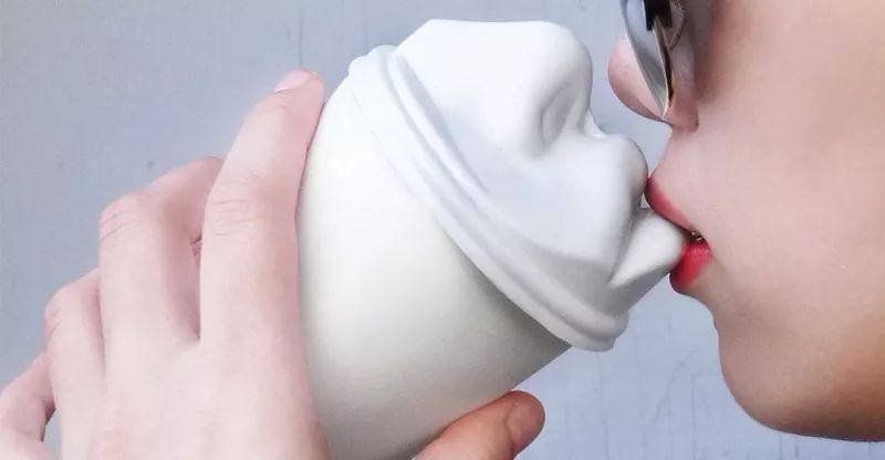 向上掀还是往下压？怎样才是外带咖啡杯盖的正确打开方式？