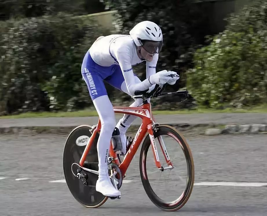 每次这么出去骑车，你不尴尬么？！