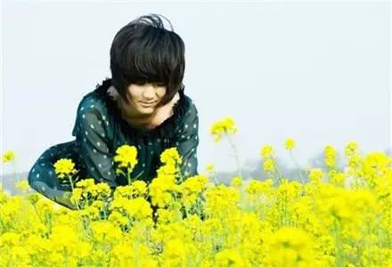 拍照油菜花技术技巧,手机拍摄油菜花人像摄影方法