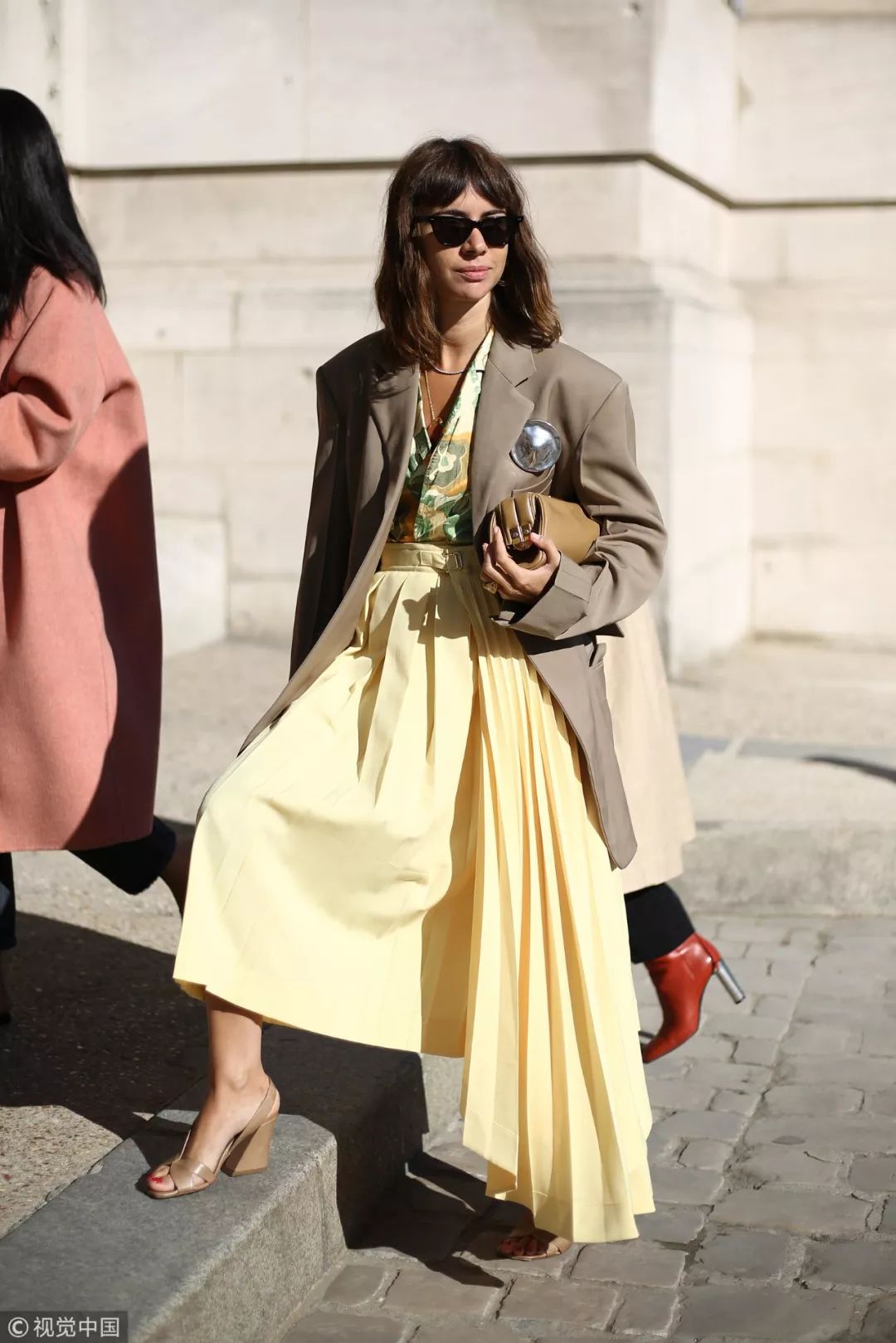 长百褶裙配黑色西装,百褶裙配西装领马甲