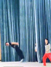 ▶昨天老妈教弟弟做作业，我弟不动脑筋思考，每道题都问...