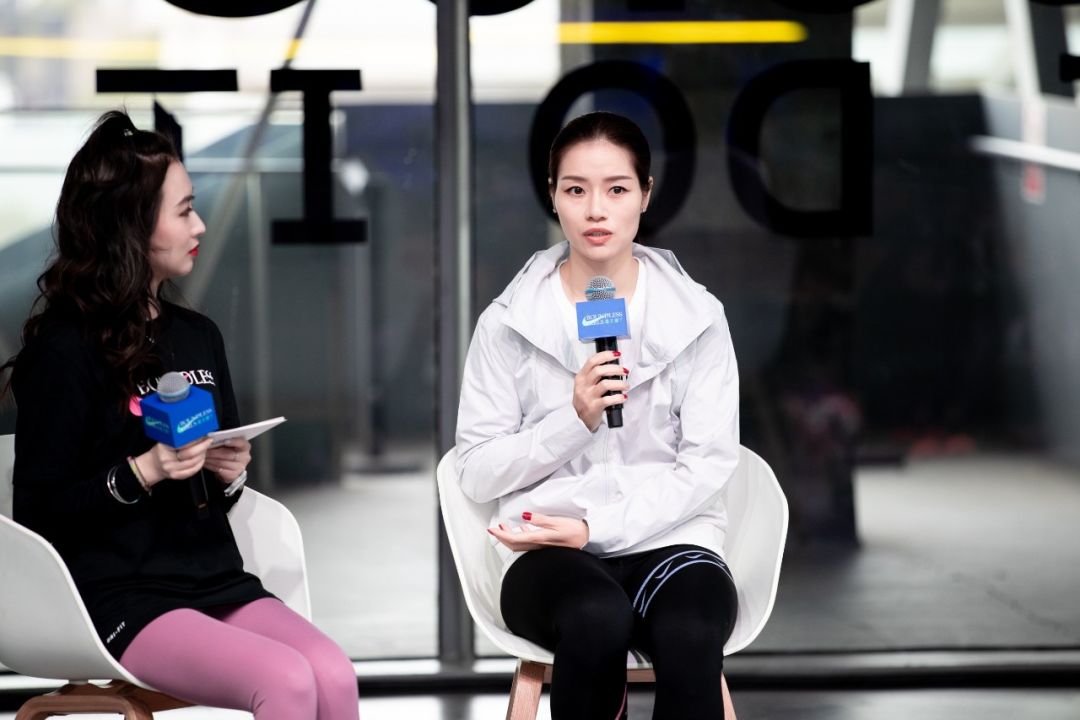 周冬雨光脚走在雪地上,周冬雨光脚踩雪