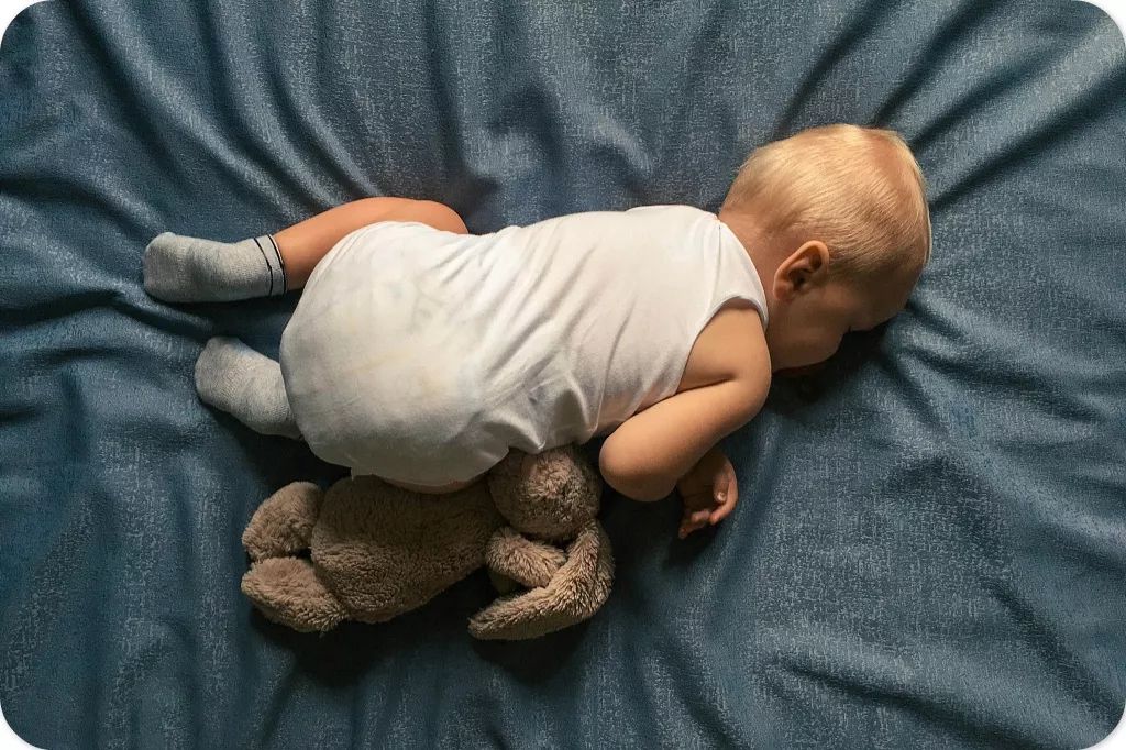 宝宝闹觉的原因及解决办法儿歌,婴幼儿闹觉大哭怎么办