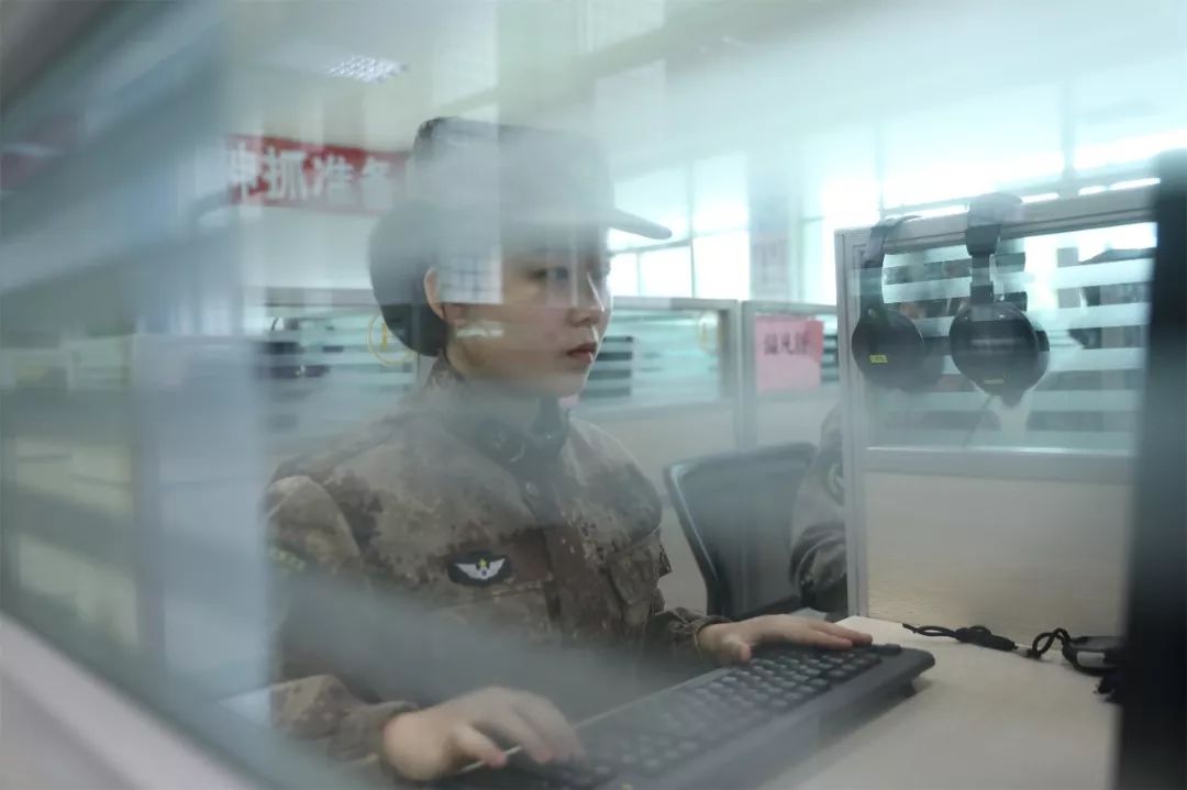 话务员女兵训练日常,部队女兵话务员累不累