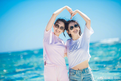 谢娜晒出与章子怡在海边的合影,章子怡与谢娜的照片