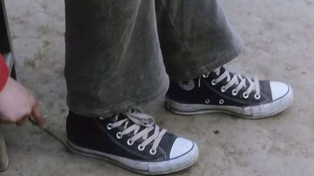 不要跟穿白裤子的人在一起,不要跟穿白色裤子的人交往