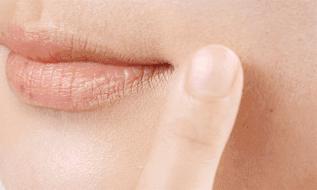 底妆斑驳用什么粉底液,为什么粉底上完脸上还是脏脏的