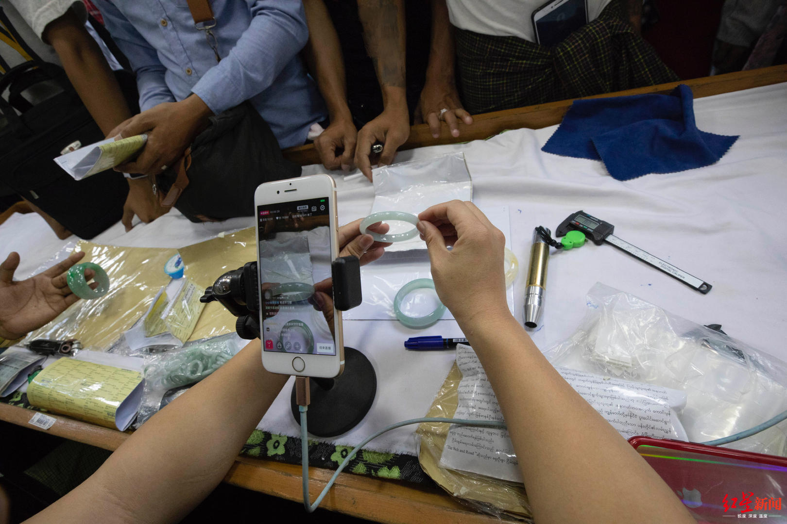 缅甸源头翡翠直播现场代购,缅甸捡漏玉石直播