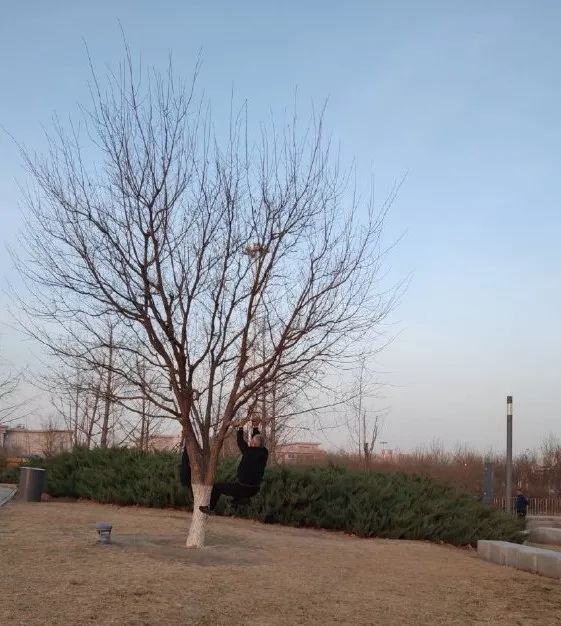 大爷开挂高速晨练,大爷大妈晨练奇葩开挂