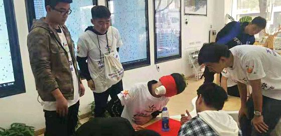 百名大学生争先恐后涌进体彩店，为了“打卡”？！