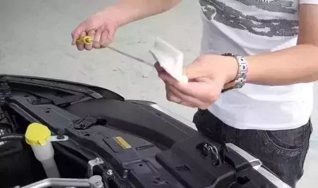 一招教你辨别真假机油,假机油汽车什么症状