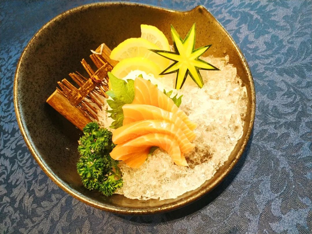 哈尔滨独家私藏の日料，99元抢原价288元套餐，挪威三文鱼刺身厚切+肥牛寿喜锅+日式照烧鸡+金枪鱼沙拉+甜蜜加州卷…