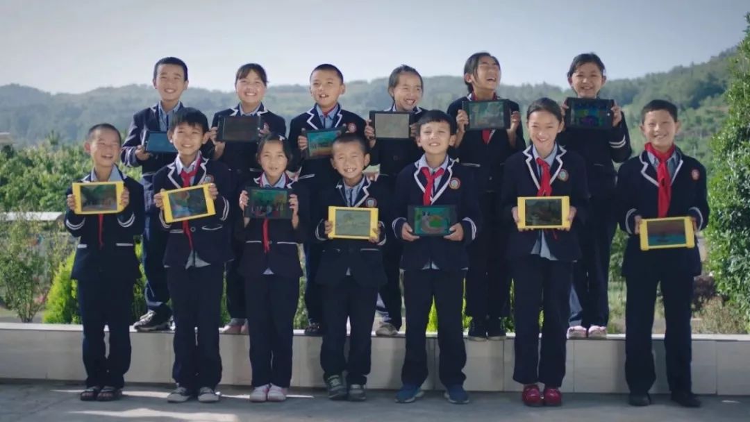 隔壁桌的女同事去了一趟凯德龙之梦虹口，居然带回来一部新手机？！