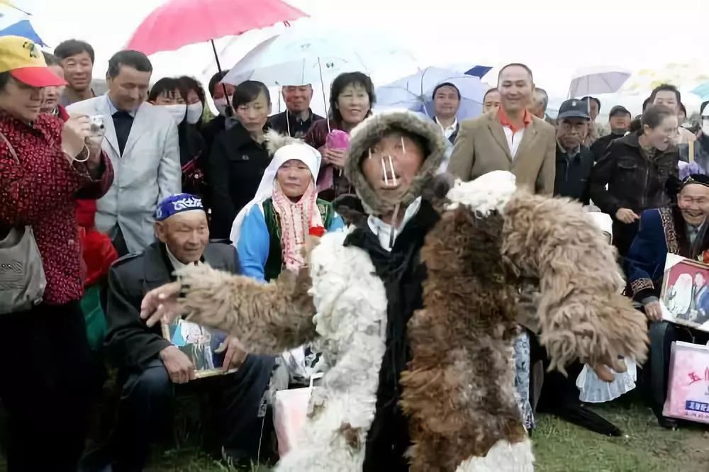 【丝路名城甜美哈密】憨态可掬、亦庄亦谐的“熊舞”,快来为这项哈萨克族民间舞蹈点赞吧!