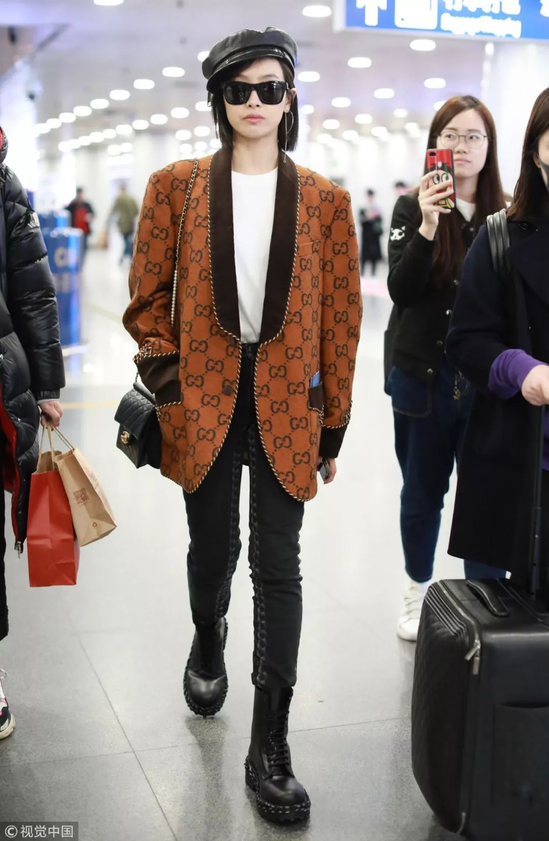 机场街拍谁赢?懂旧衣新穿的才是时髦精