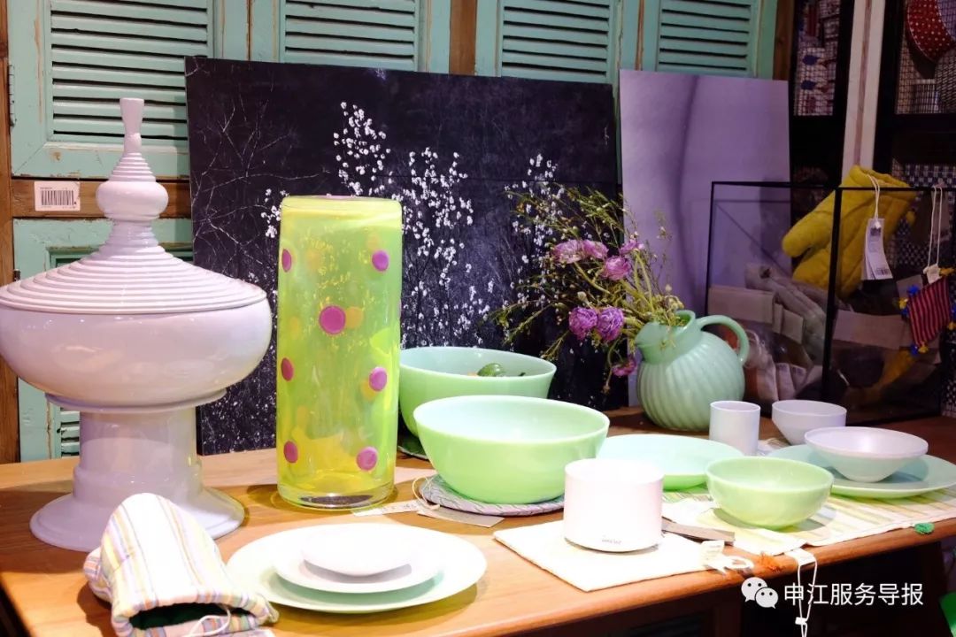 非常隐蔽的秘密基地藏在地板下,神秘的仓库到底隐藏着什么秘密