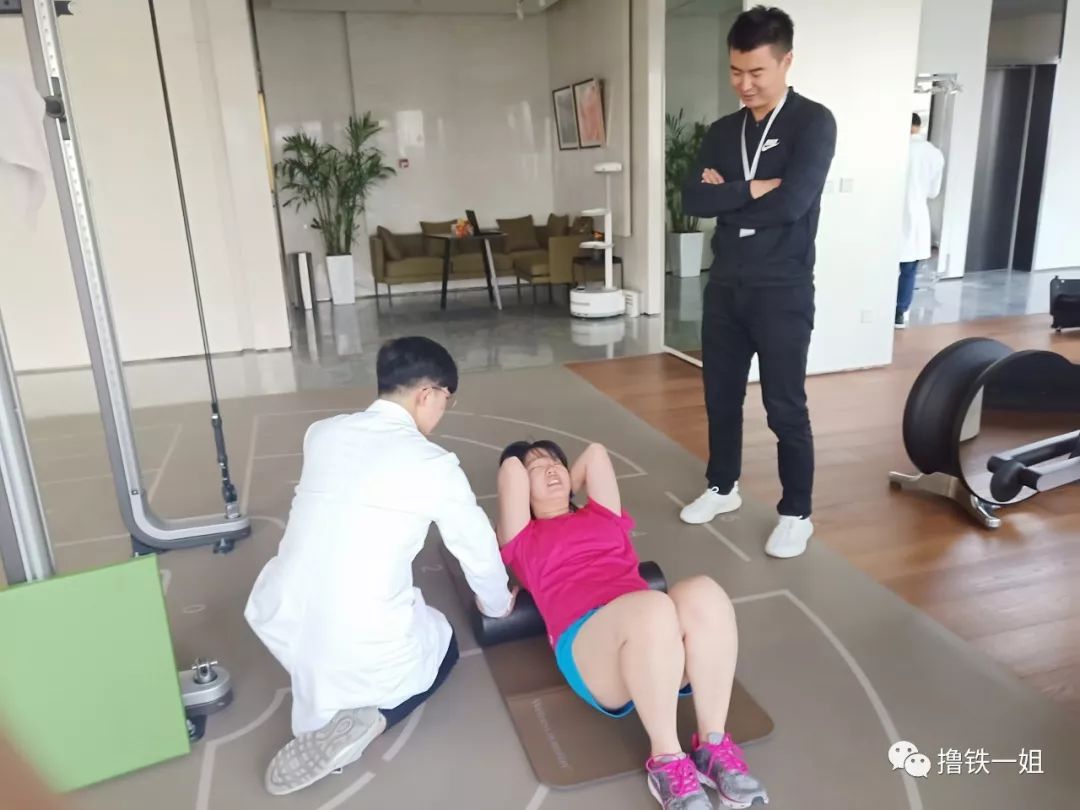 假小子变装惊艳全场的样子,肿眼泡假小子