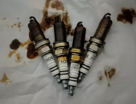 火花塞陶瓷变黄怎么回事,火花塞陶瓷部位变黑是什么原因