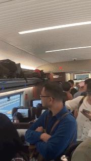 太过分了！竟然被堵在了火车上