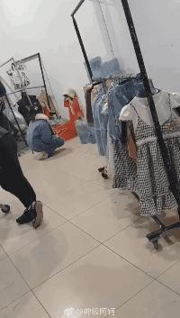 踢童模被妈妈踢,3岁童模被踢