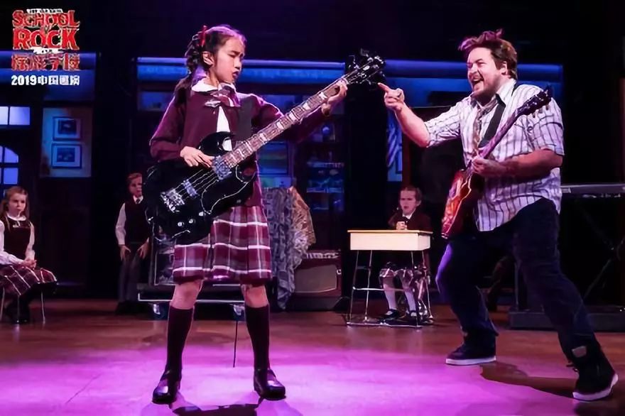 百老汇是舞台剧还是音乐剧,百老汇摇滚音乐剧近乎正常