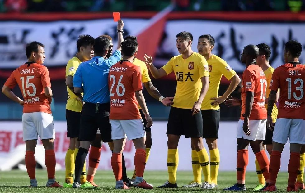 北京人和2-1广州恒大惨遭绝杀赛季首败丰台体育场成恒大滑铁卢？保利尼奥红牌惹争议球队进攻不能只靠“广州塔”