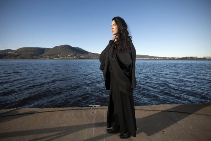 艺术家玛丽亚·阿布拉莫维奇,行为艺术玛丽娜阿布拉莫维奇