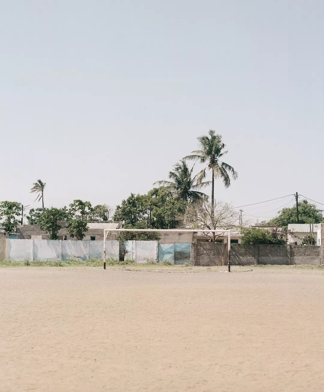 离开马普托之前，他将30件珍藏版球衣留给了非洲少年