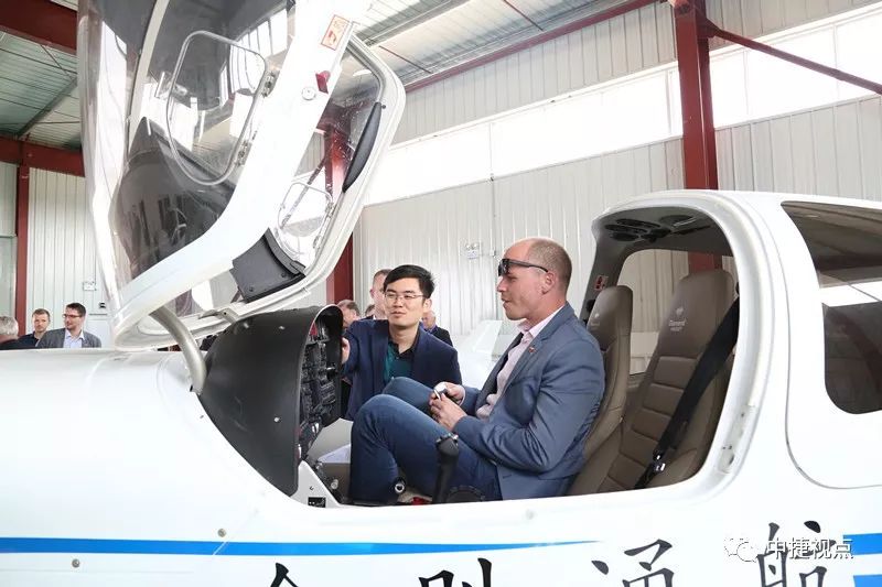 热烈欢迎斯洛伐克商务代表团来我区访问——我区举行中斯企业合作洽谈会