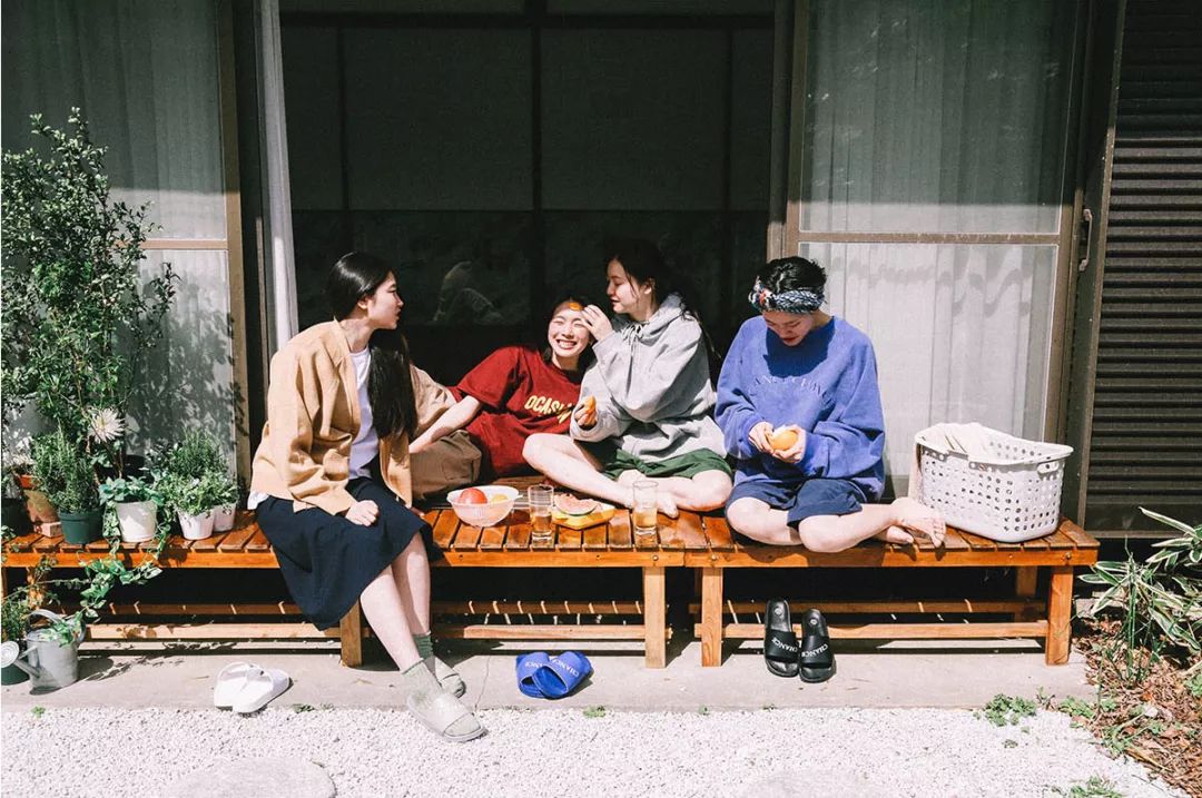 寻觅一些韩国服饰品牌换换口味？那我们不如从球鞋入手吧~