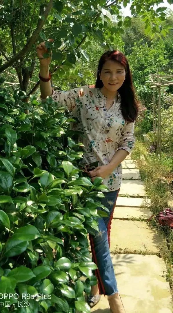 喜煞了！中国大妈外出旅游标准动作合辑！一招大雁南飞炫翻天！