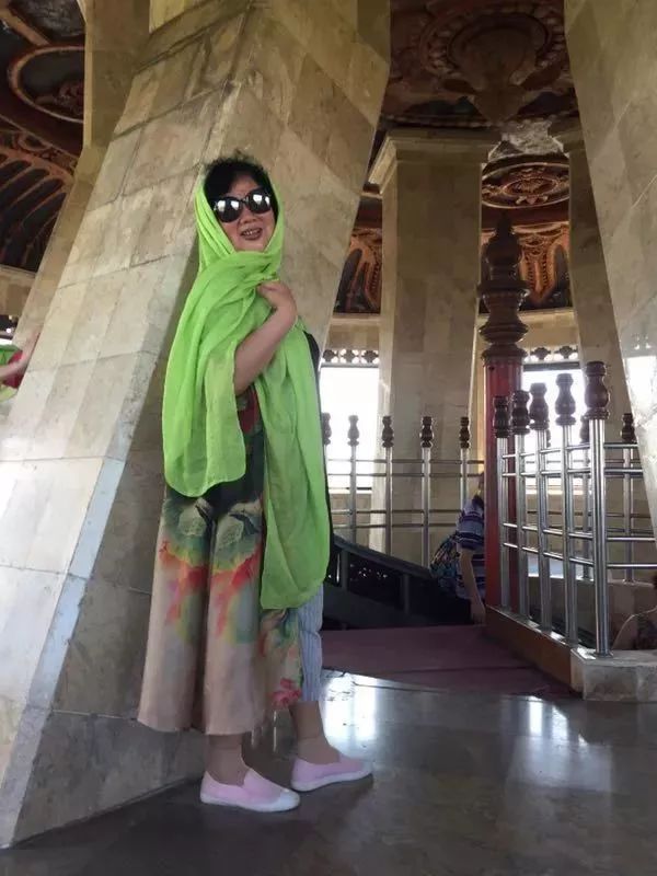 喜煞了！中国大妈外出旅游标准动作合辑！一招大雁南飞炫翻天！