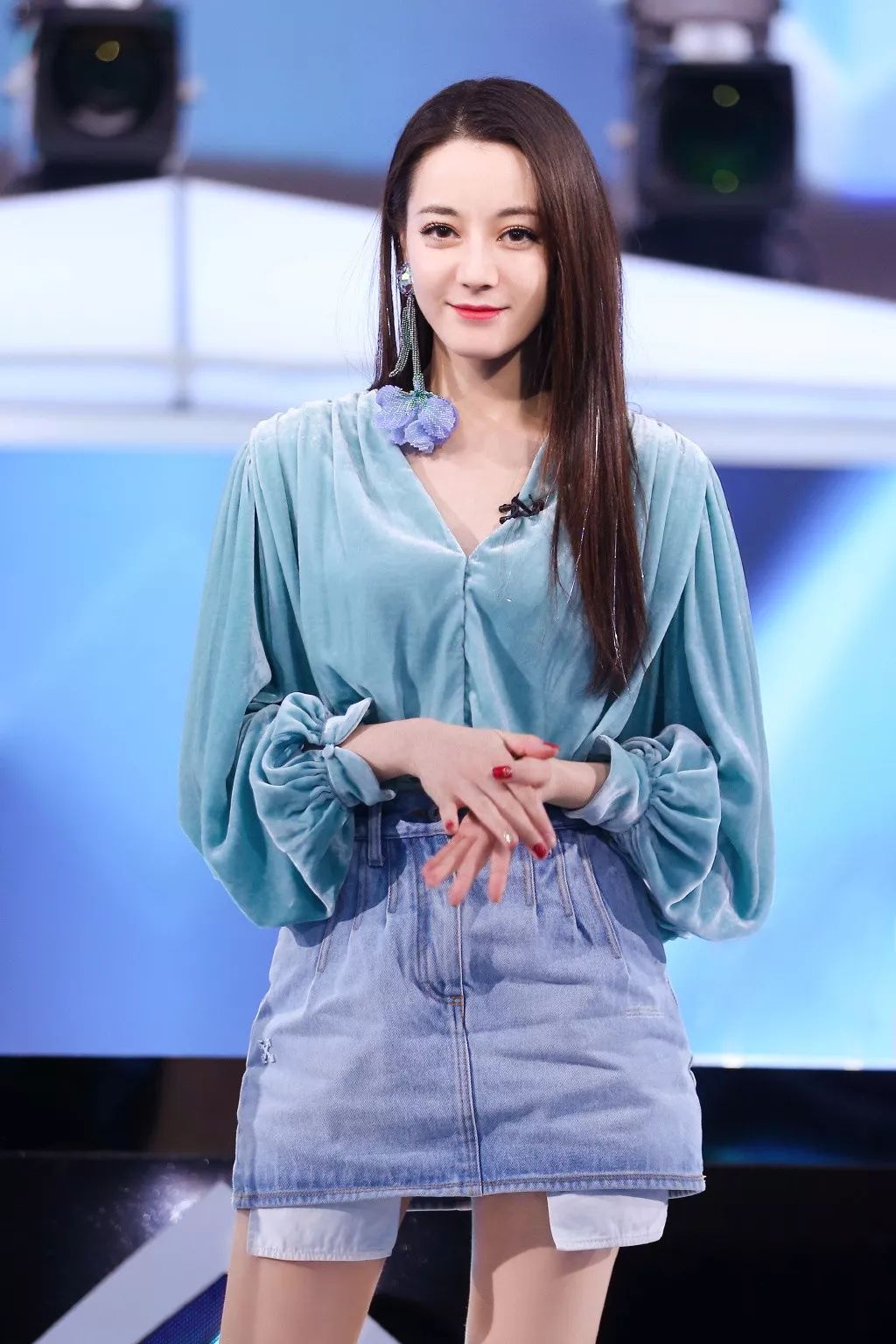 吴宣仪穿深v长裙,吴宣仪深v长裙