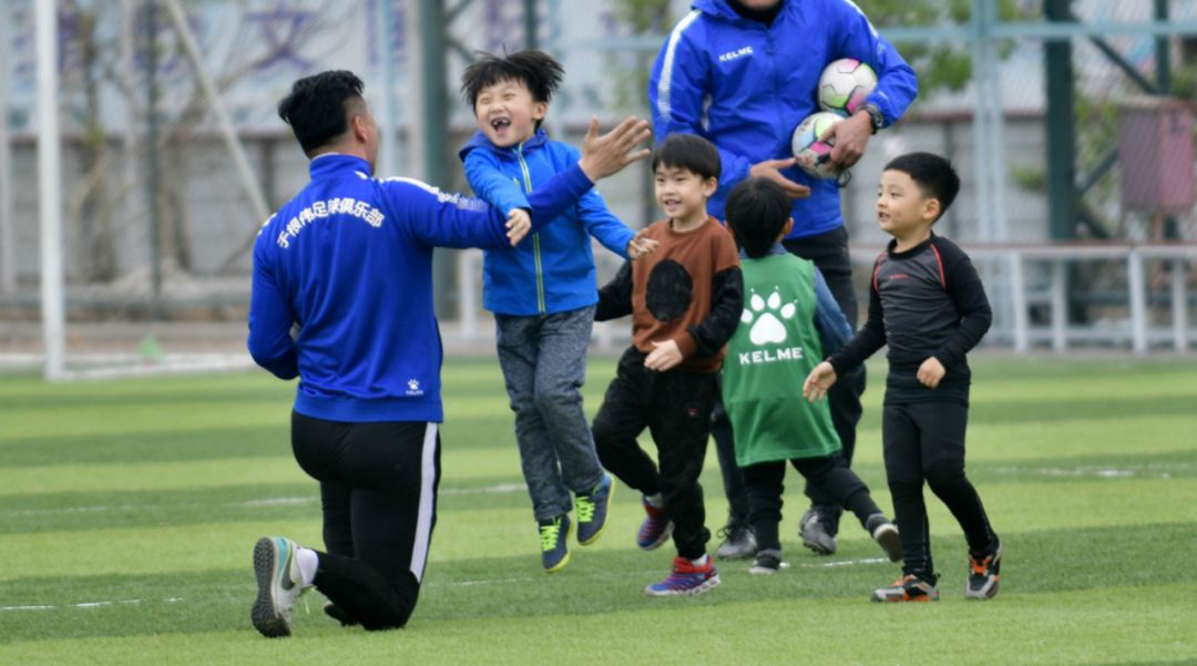 生日会的热闹没赶上？还有好戏！根伟送签名足球啦，来留言吧！