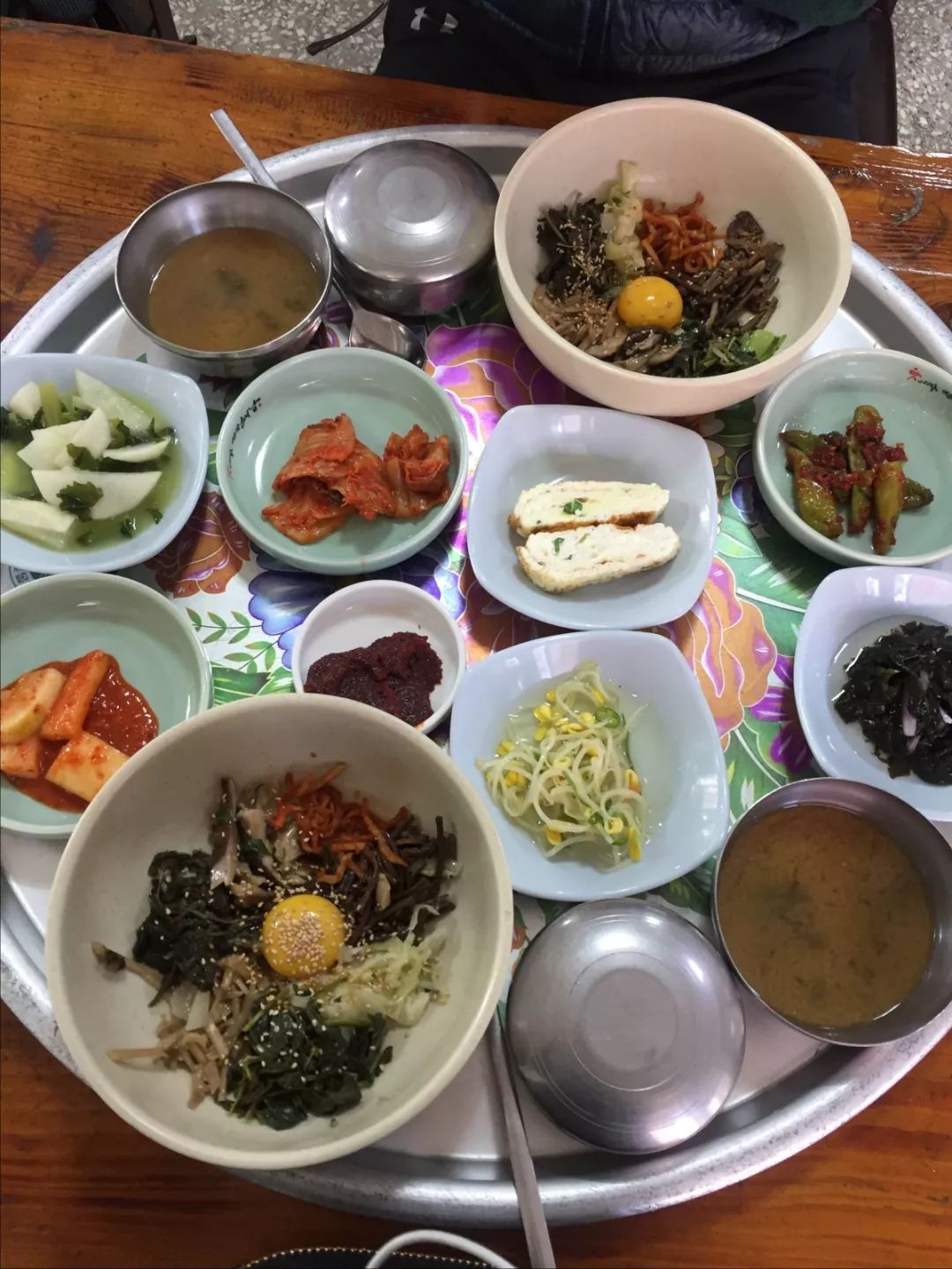 她连续三年，走遍大半个韩国学习传统泡菜，改良后的泡菜，要排单一个星期以上才能买到！