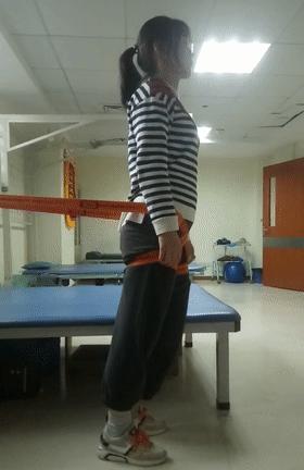 站姿不对会出现脊柱侧弯,坐姿不正确导致脊柱侧弯视频