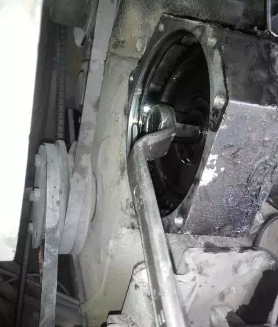 早上启动发动机冒白烟,柴油发动机冒白烟启动不了