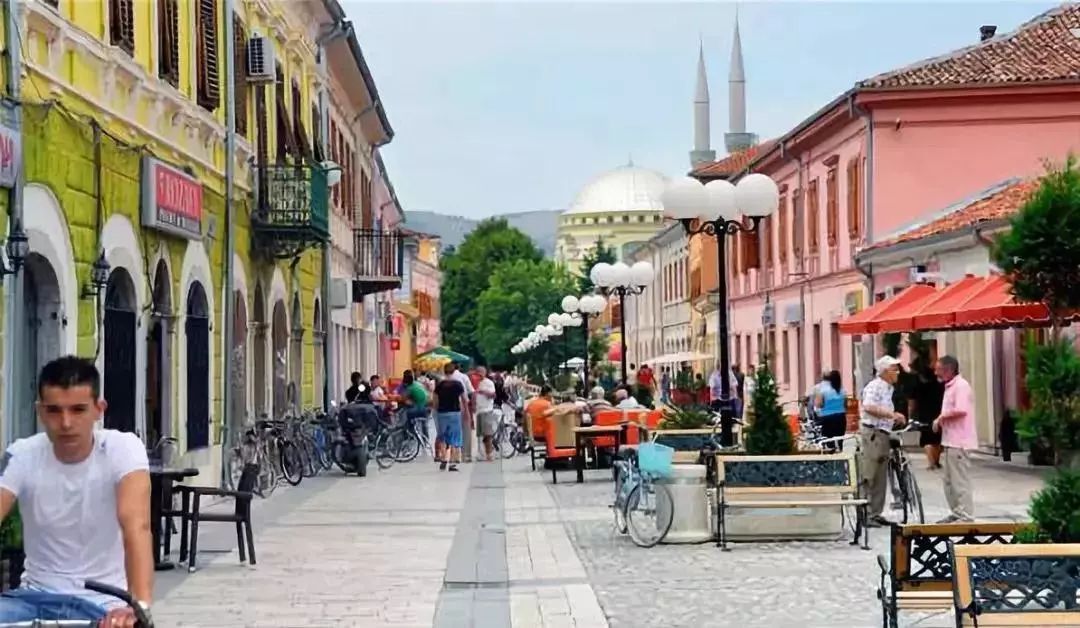 画家改行当总理，只做“面子工程”，却靠刷墙拯救了他的国家