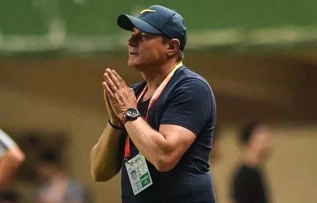 扎哈维戴“帽”力挽狂澜广州富力胜利足球更漂亮秒换U23?斯帅为胜利不惜一切代价