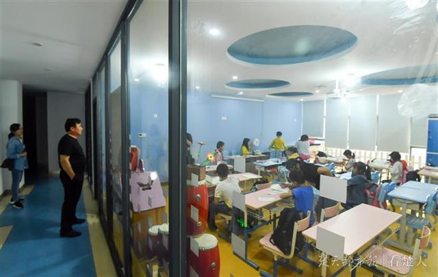 武汉武昌区有个免费的四点半学校,暖心“男阿姨”用爱守护“流动花朵”